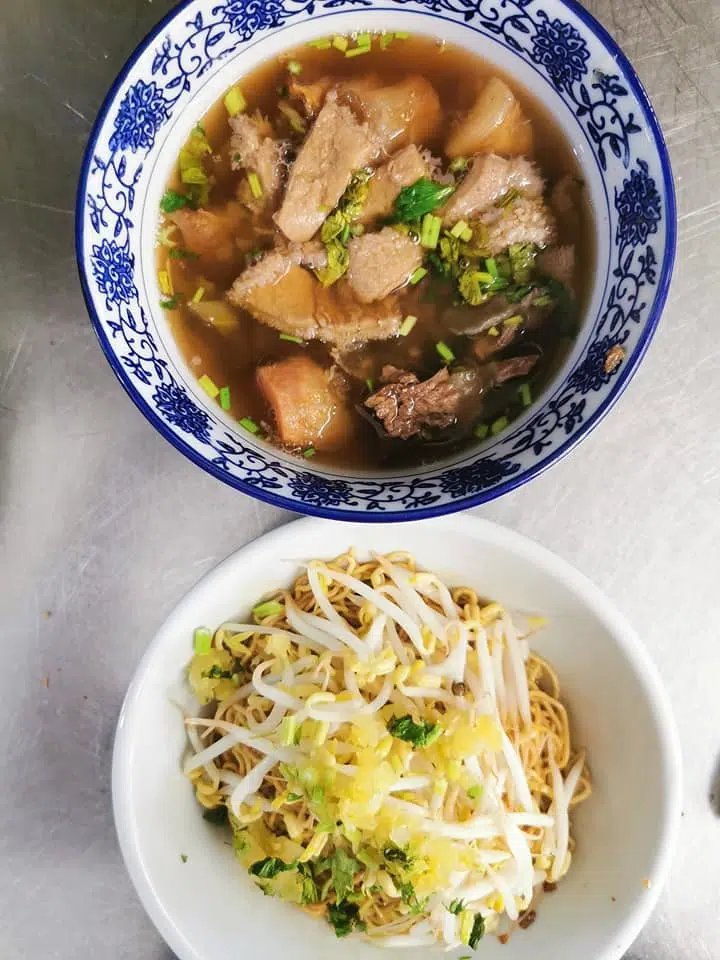 Ada Kueh Chap Daging, Mi Kolok Dan Mi Claypot, Cafe LJ Noodle Ini Jadi Kegemaran Penduduk Lokal